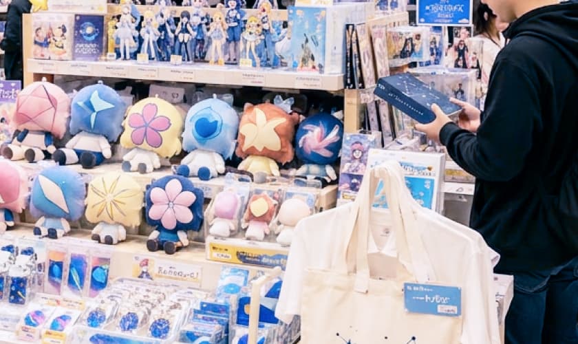 キャラクターグッズが並ぶ売り場