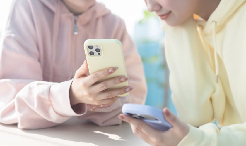 スマートフォンを見る女性たち